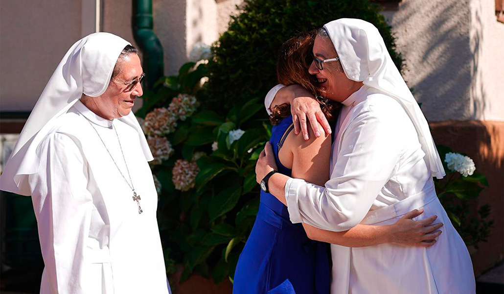 Sor Luisa abraza a Díaz Ayuso durante la visita a la casa
