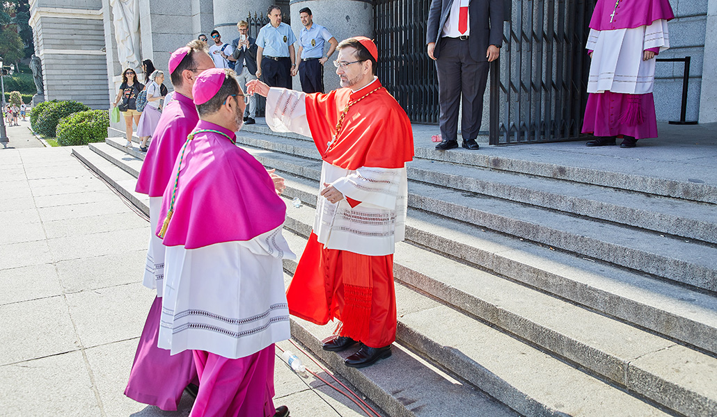 José Antonio Álvarez, Vicente Martín y José Cobo en el atrio de la catedral de la Almudena