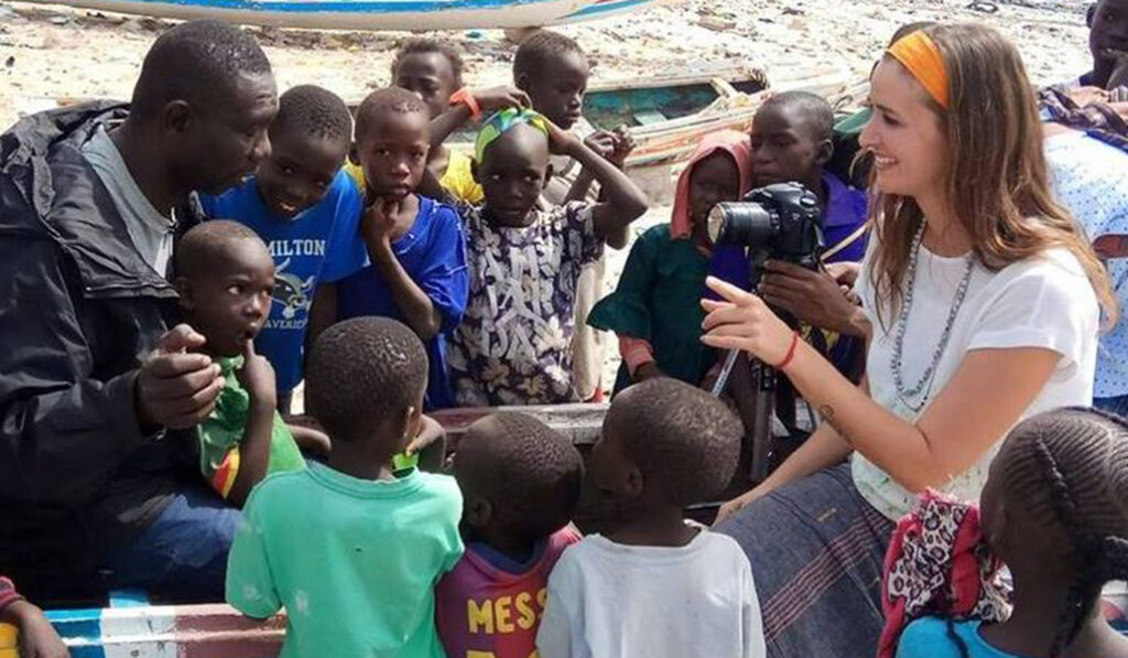 María Chaqués entrevista al pescador Maguette Ndoye durante el rodaje