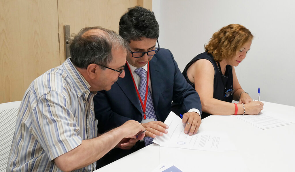 Rufino García, junto a María Ángeles Sobrino y José David Belén en la firma del convenio la semana pasada