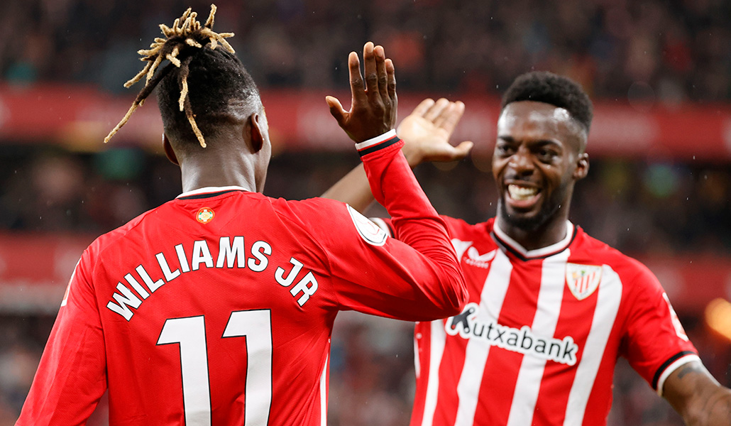 Los hermanos Williams (Nico, de espaldas), de ascendencia ghanesa, juegan juntos en el Athletic Club