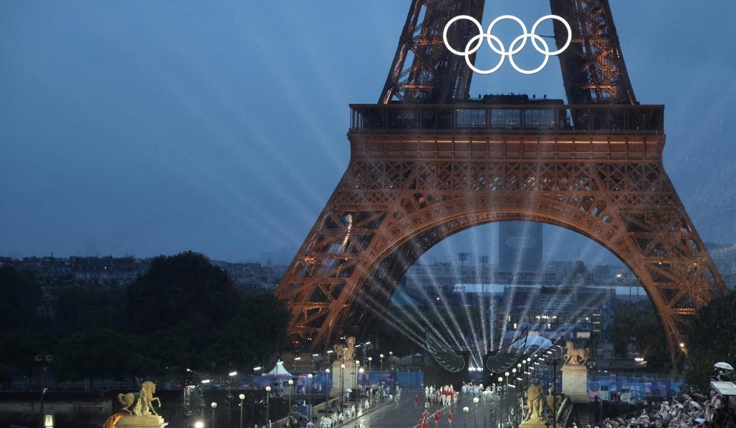 La Torre Eiffel durante la ceremonia de inauguración de los Juegos Olímpicos