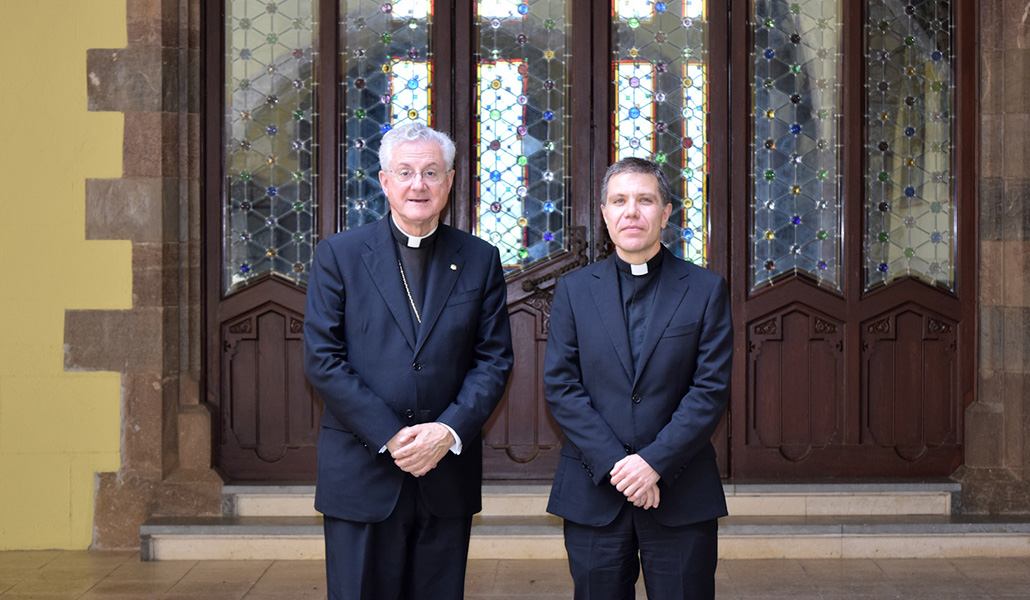 El arzobispo de Urgell junto al obispo electo