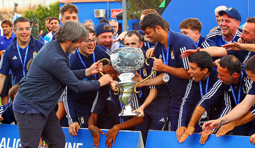 El equipo asturiano está formado por doce jugadores y cinco entrenadores
