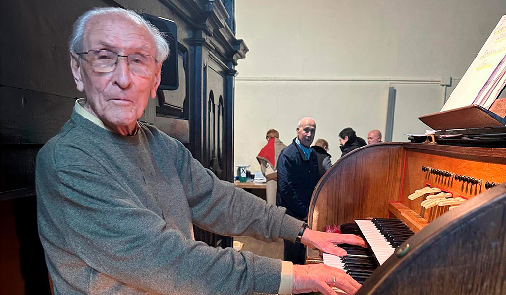 Aizpurua sentado ante el órgano de la parroquia de Icíar