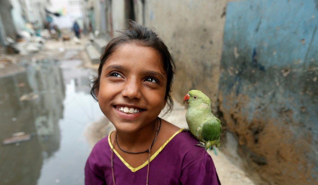 Una niña con su mascota en las calles de Karachi, Pakistán