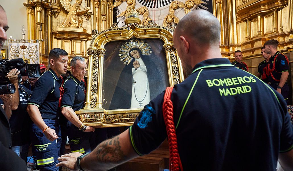 Los bomberos bajan el icono de la Virgen el año pasado
