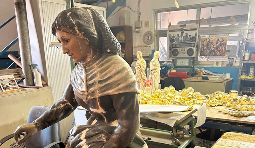 La imagen de Isabel Tintero en el taller de restauración