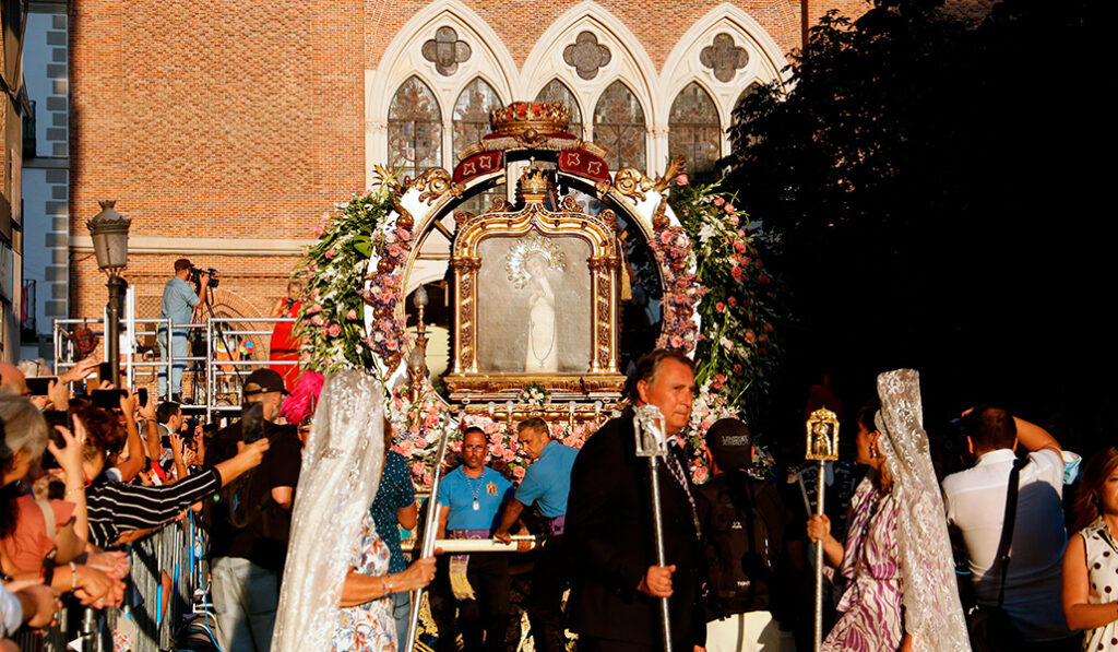 La carroza de la Paloma a su salida del templo
