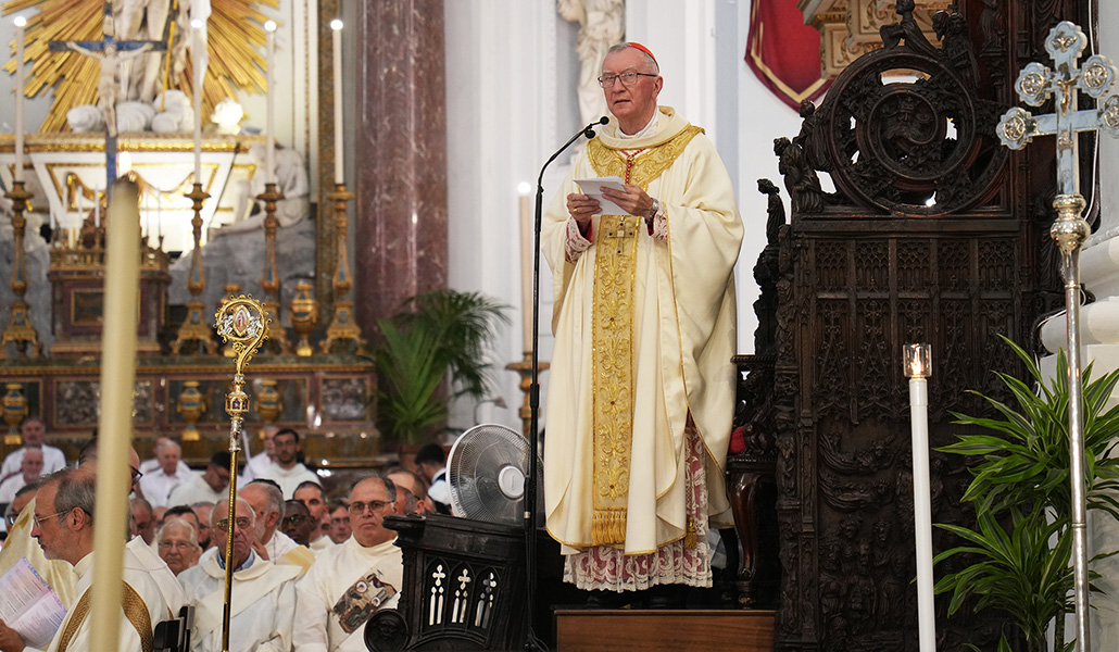 El cardenal Parolin durante la Eucaristía en la catedral de Palermo