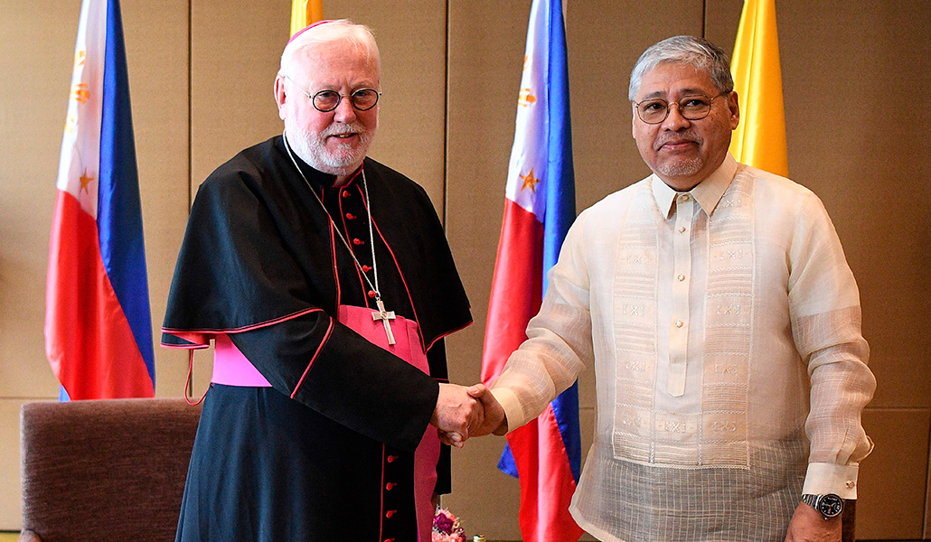 El secretario de Asuntos Exteriores de Filipinas, Enrique Manalo saluda al arzobispo Paul Gallagher en Manila el 2 de julio de 2024