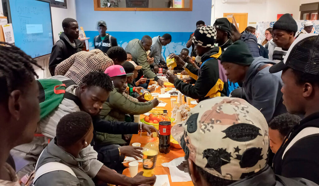 Usuarios del SERCADE en un almuerzo organizado por la institución. Juntos, aprenden a ayudarse