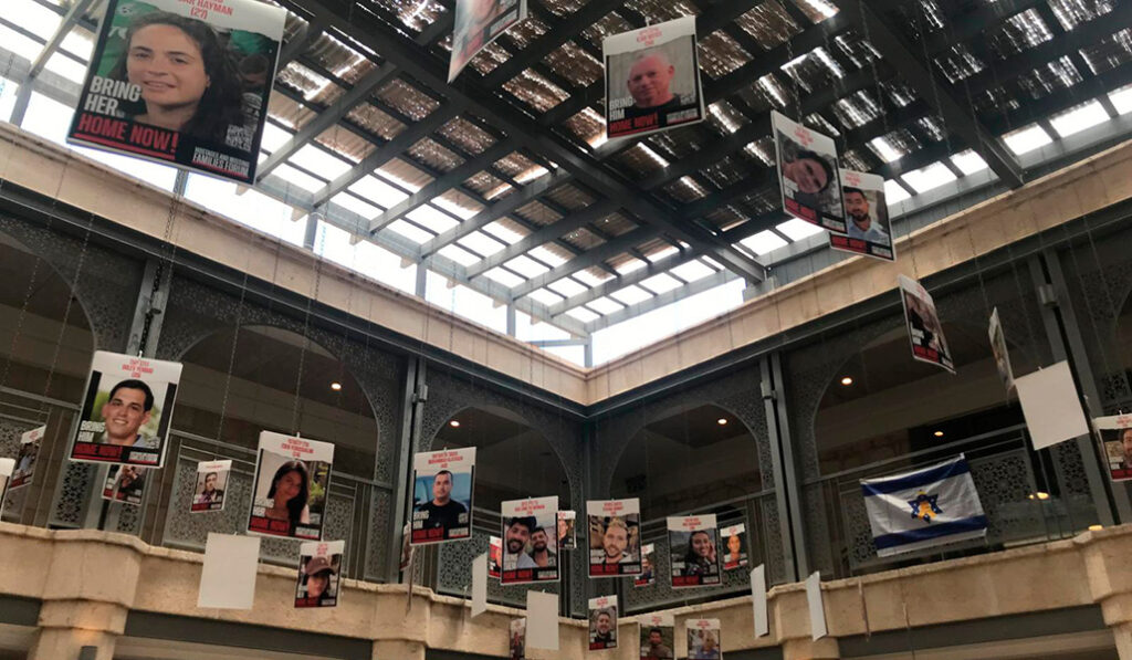 Fotos de los rehenes en una cafetería de Jerusalén