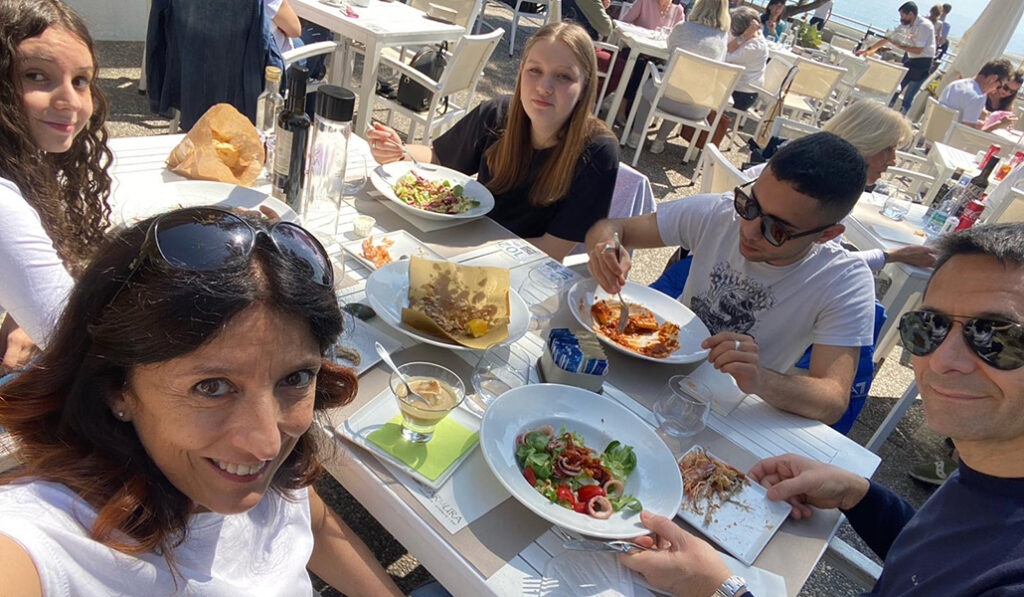 Masha con la familia Sommacal disfrutando de un día de playa