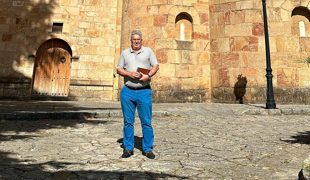 Javier Lastra estos días ante la fachada de la hospedería de Leyre