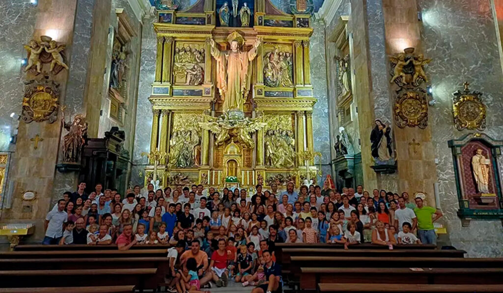 Padres e hijos durante la convivencia que tuvo lugar el verano pasado