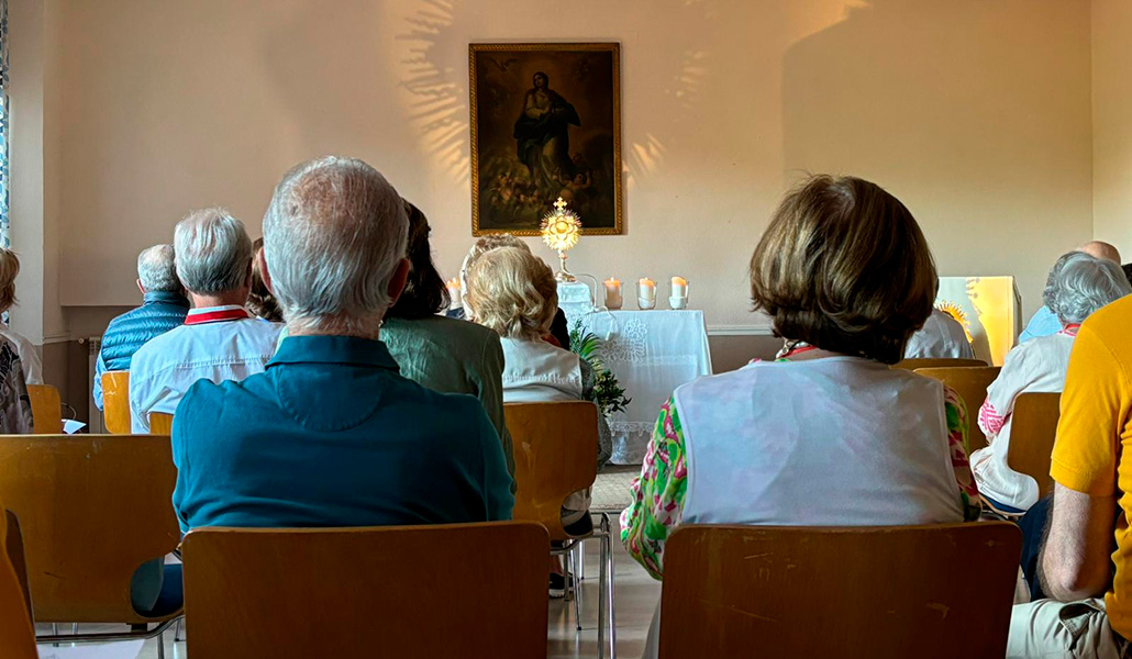 Orando ante el Santísimo durante el retiro