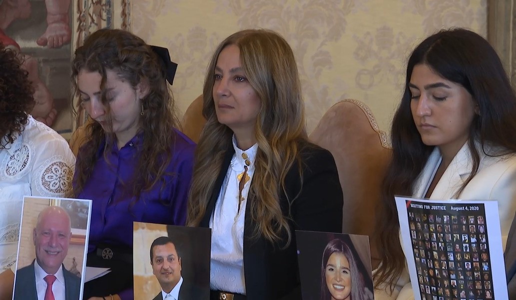 Los familiares de las víctimas de la explosión del puerto de Beirut con fotos de sus seres queridos