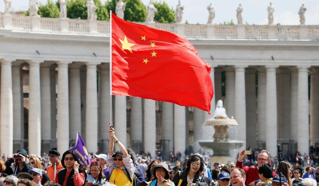 Bandera china en la plaza de San Pedro