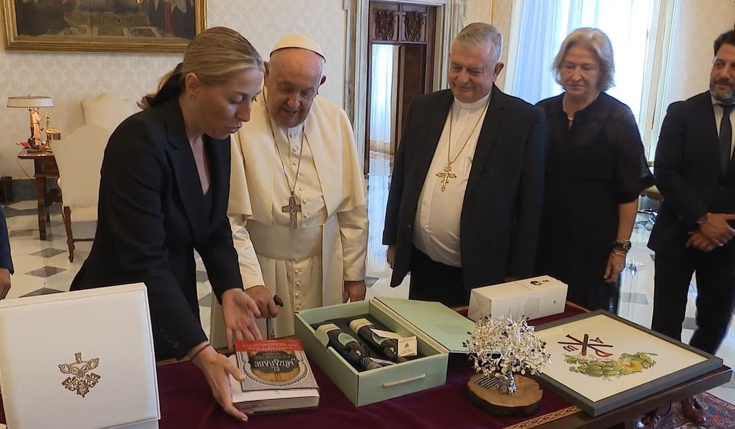 La presidenta extremeña y el arzobispo presentan los regalos al Papa