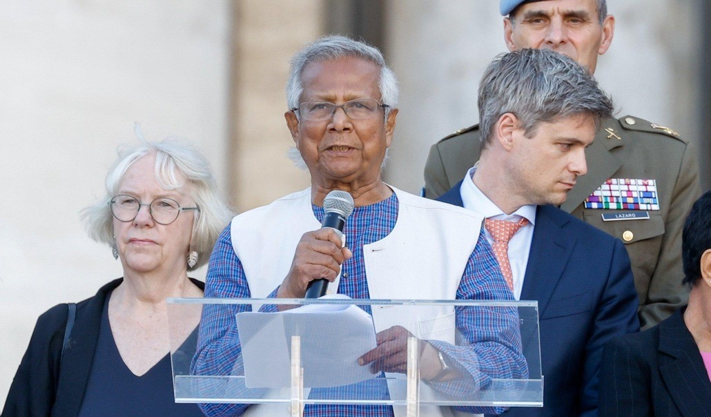 Muhammad Yunus en la plaza de San Pedro en un encuentro junto a otros premiados con el Nobel de la Paz