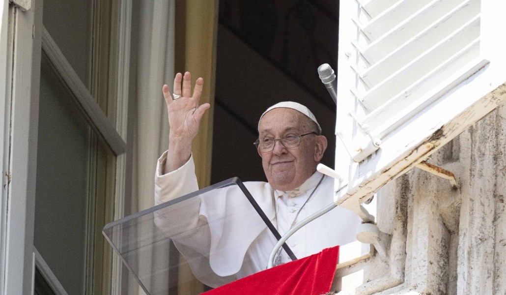 Francisco durante el rezo del ángelus en San Pedro