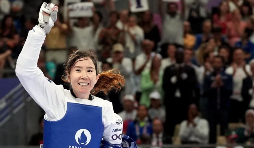 Zakia Khudadadi celebrando su medalla en París