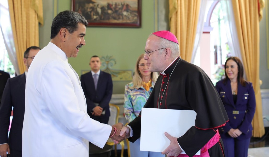 Nicolás Maduro recibió al nuncio Alberto Ortega Martín en el salón Sol del Perú, del Palacio de Miraflores