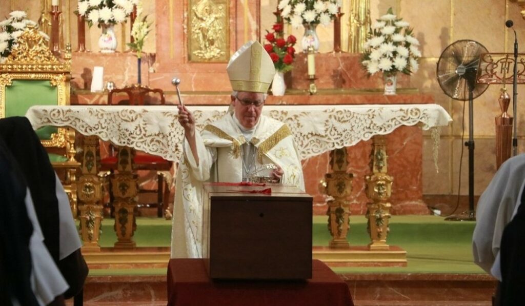 El arzobispo de Sevilla bendice el féretro