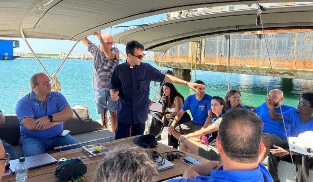 Mattia Ferrari, sacerdote vinculado a la ONG, junto a sus cooperadores