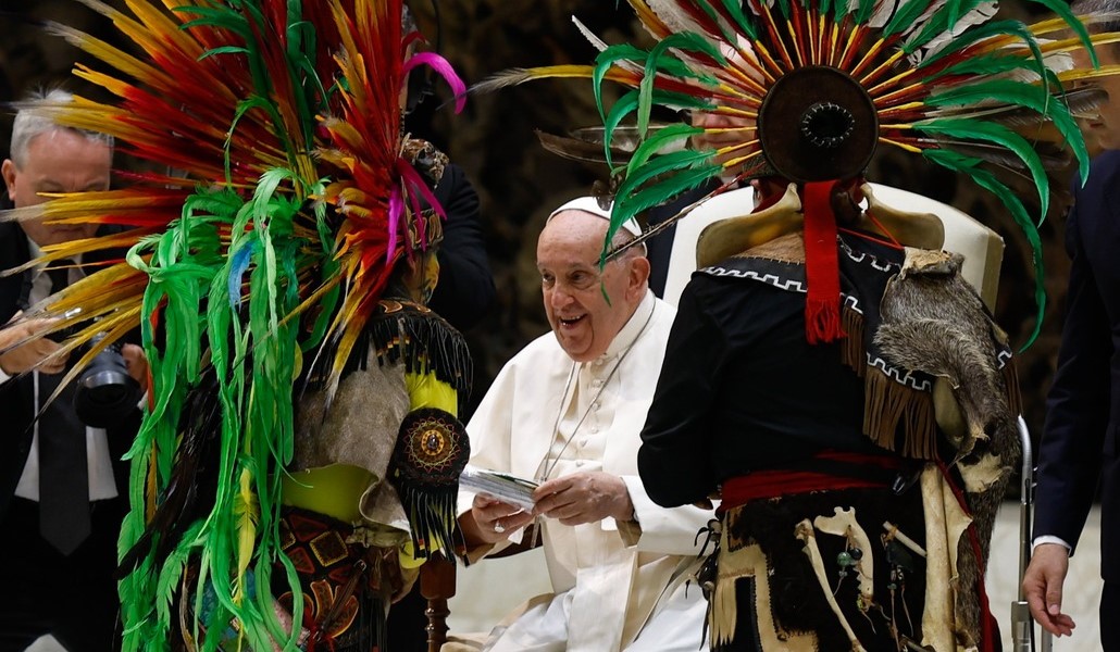 El Papa saluda al final de la audiencia al grupo cultural Tonatiuh de México