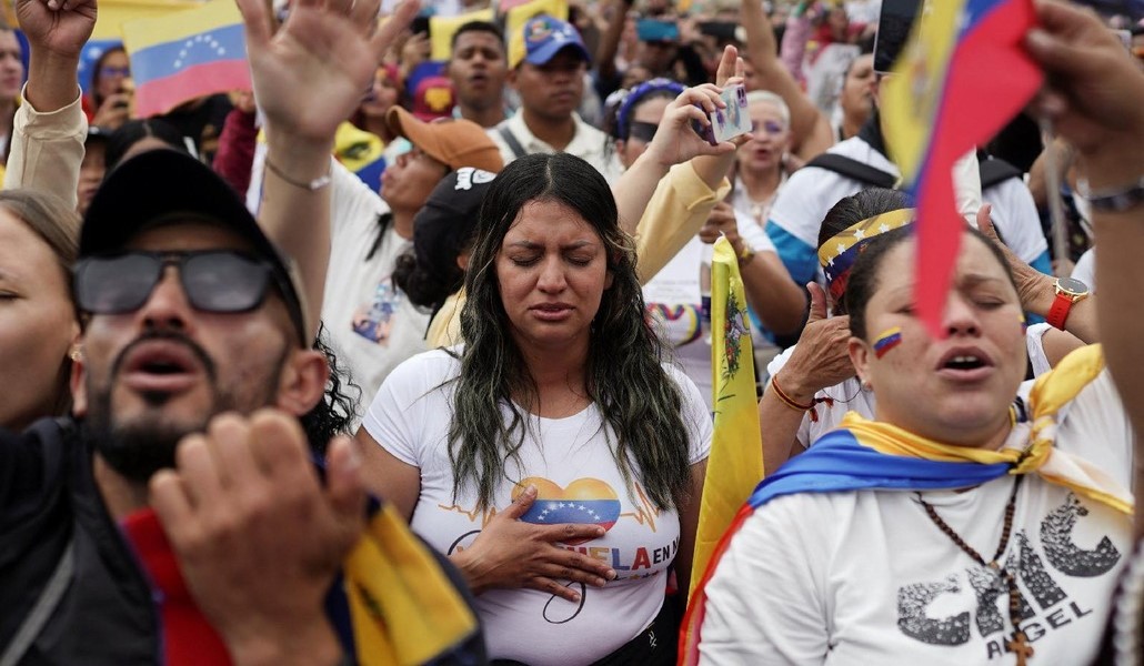 Venezolanos protestando en Colombia