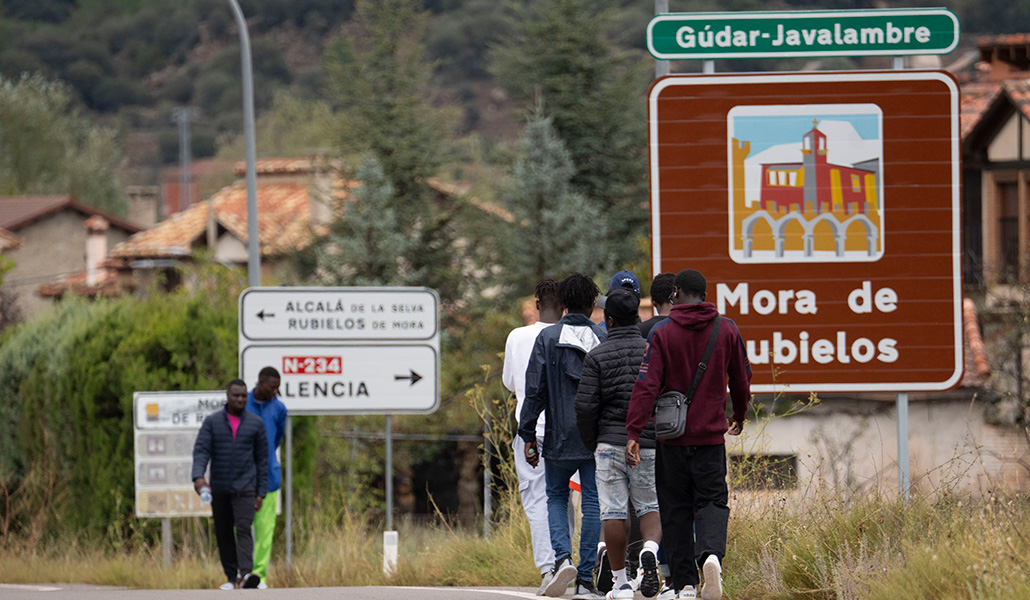 Los migrantes procedentes de Mali llegaron este martes a Mora de Rubielos y su acogida está a cargo de la asociación Accem