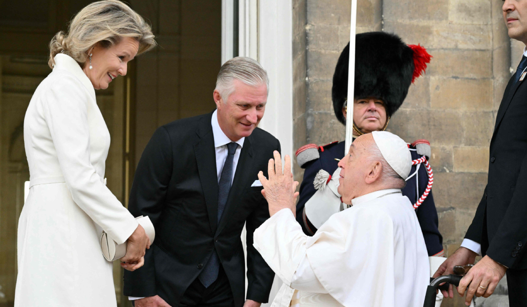 El Papa es recibido por los reyes belgas en el castillo de Laeken