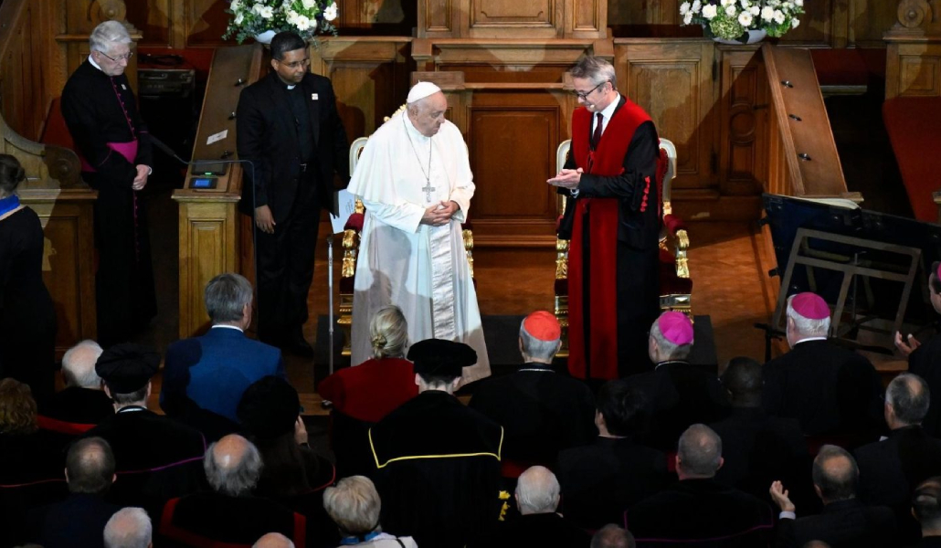 El Santo Padre junto con el rector de la Universidad Católica de Lovaina