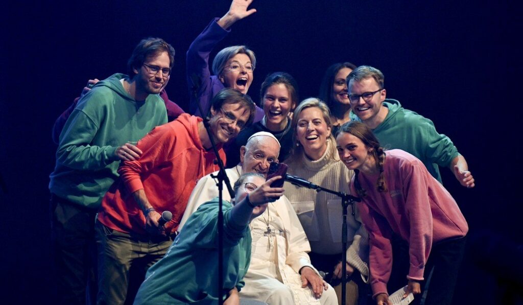 Francisco se hace un selfie con algunos de los jóvenes participantes del Hope Happening
