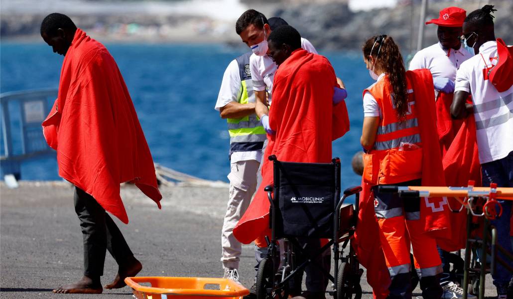 Migrantes atendidos por Cruz Roja tras desembarcar en el puerto de Arguineguín, en la isla de Gran Canaria, el 28 de agosto de 2024