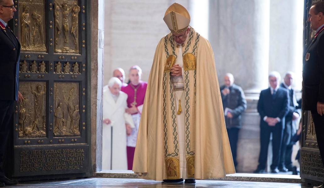 El Papa tras atravesar la Puerta Santa para inaugurar el Año Jubilar de la Misericordia en la basílica de San Pedro el 8 de diciembre de 2015