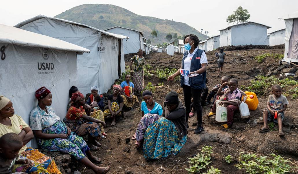 Una técnico sanitaria en el campo de refugiados de Muja, en la República Democrática del Congo, conciencia a sus habitantes sobre la viruela del mono