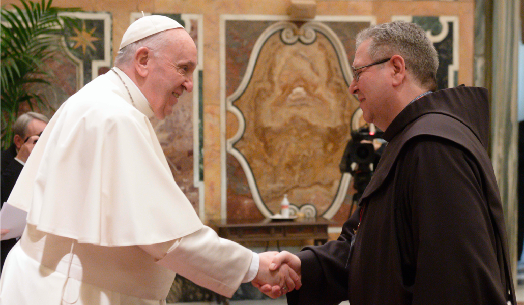 El Papa Francisco saluda a Francesco Patton, custodio de Tierra Santa, durante una audiencia
