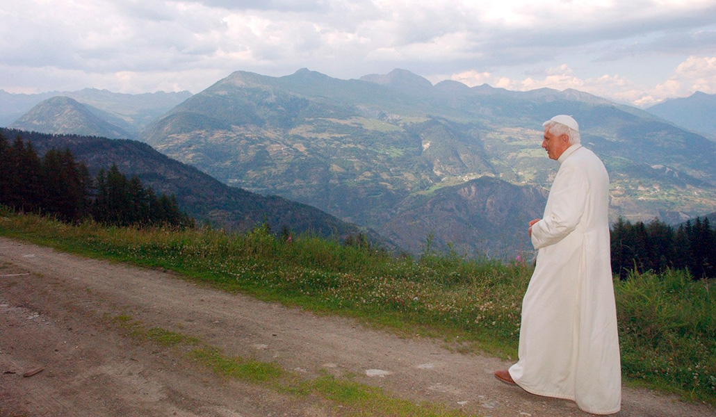 El Papa Benedicto XVI camina por un sendero durante su retiro estival en Les Combes, en las montañas del norte de Italia