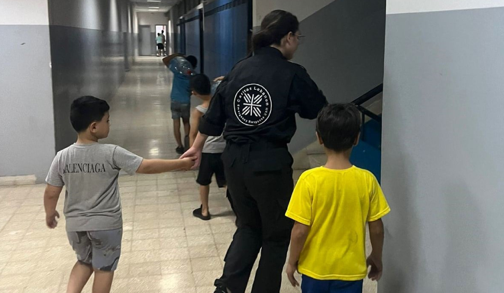 Una voluntaria de Cáritas Líbano acompañan a los niños en una escuela pública en Dekwene, al norte de Beirut