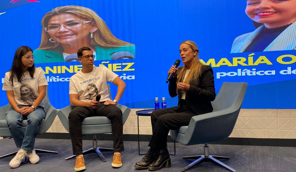 Lilian Tintori durante la presentación del manual