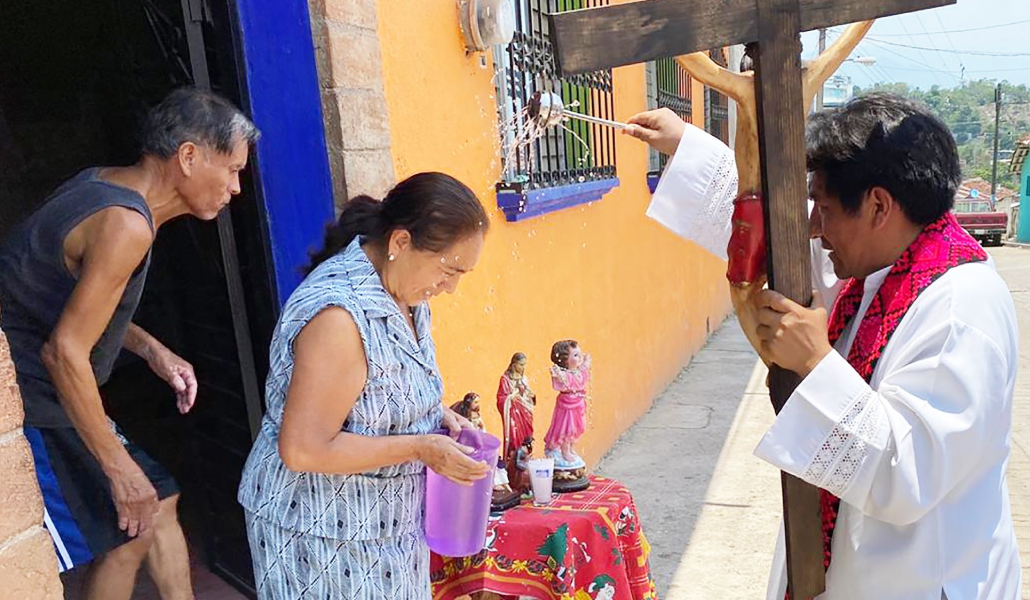 El padre Marcelo bendice a unas personas