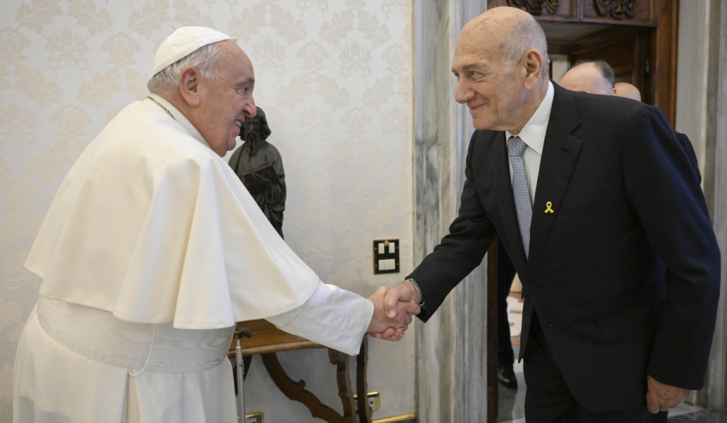 Francisco saluda a Ehud Olmert