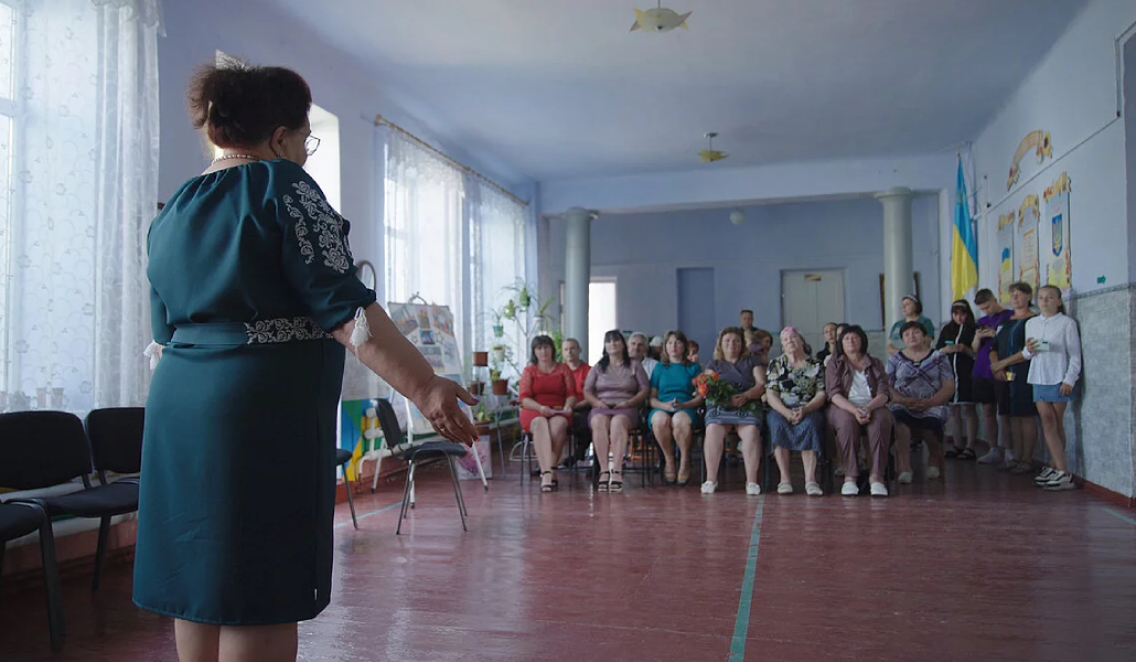 Una profesora impartiendo clase en Ucrania
