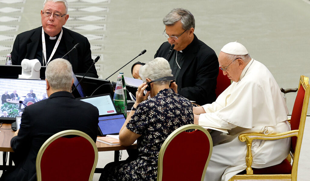 Palencia (de espaldas) junto al Papa Francisco el 13 de octubre de 2023, durante una sesión del Sínodo