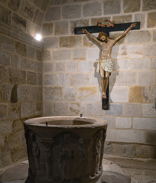 La pila bautismal data del siglo XI y está elaborada en una sola pieza con motivos figurativos
