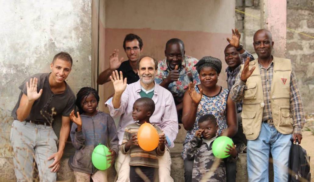 Enrique Barrio con voluntarios y beneficiaros de Amigos de Monkole