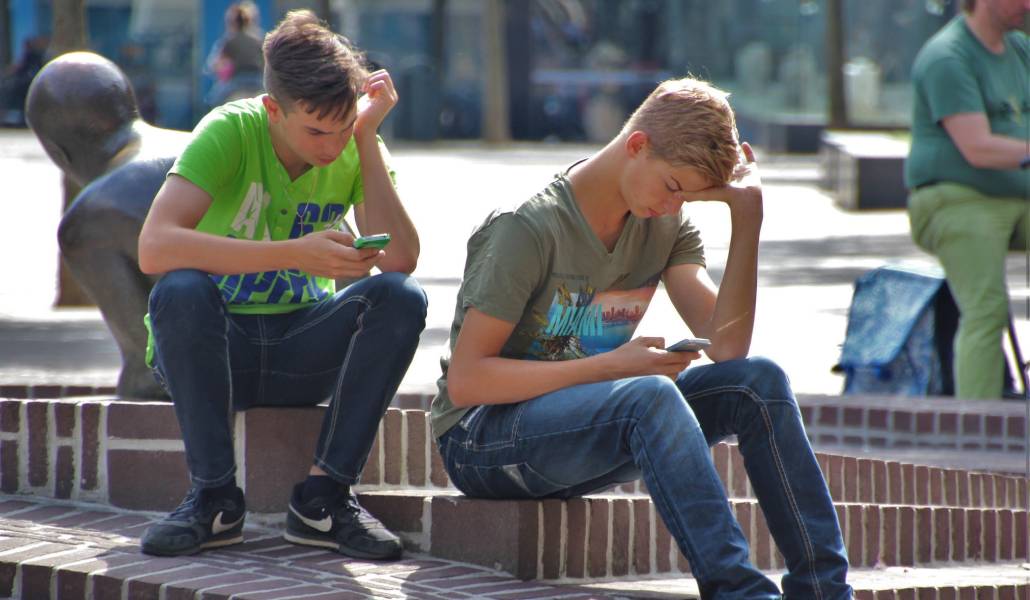 Siete de cada diez adolescentes ven las series solos a través de su teléfono